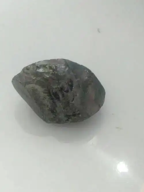 有一块银色的石头,很硬,比同等体重