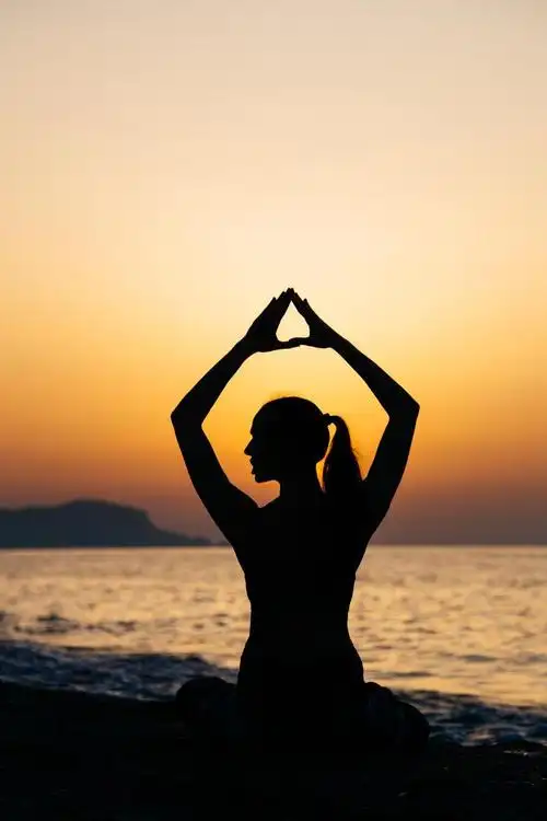 日落海滩练习瑜伽