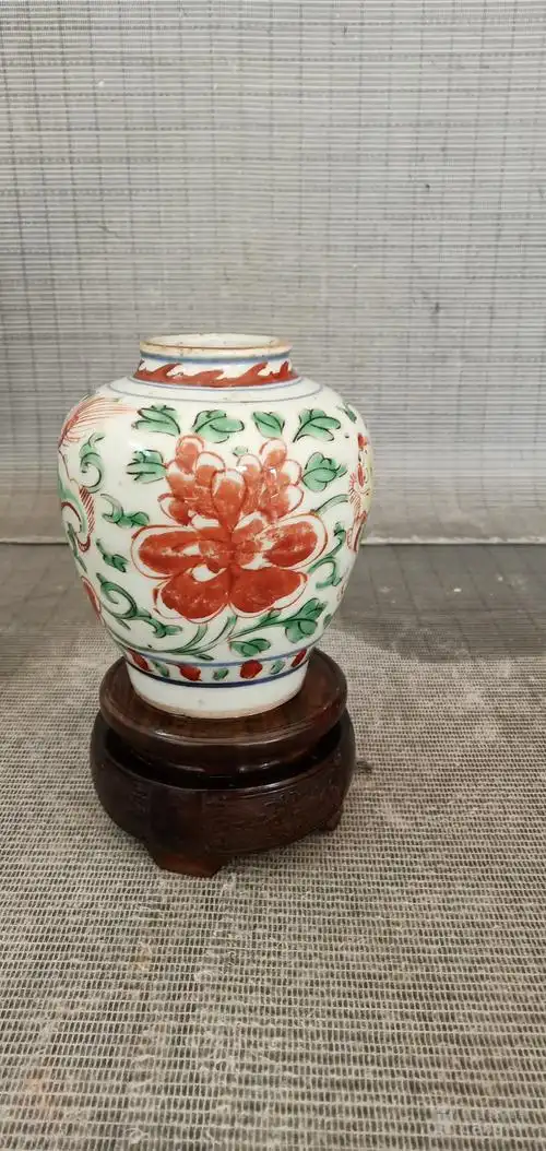 明代红绿彩双狮穿牡丹小罐