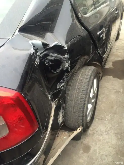 我把日产天籁尾部撞了有图