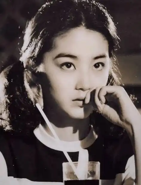 女星年轻时到底有多好看?王祖贤我能忍,却忍不了双马尾的林青霞