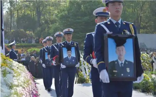 原创泪奔詹姆斯球衣与消防员刘代旭一同安葬其父抱骨灰盒失声痛哭