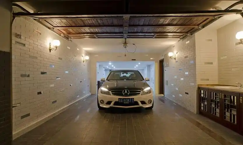 现代工装简洁的车库装修设计效果图