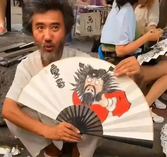 首先,隆重介绍一下"扇子哥"——"扇子哥"原名演庄,演庄毕业于西安美术