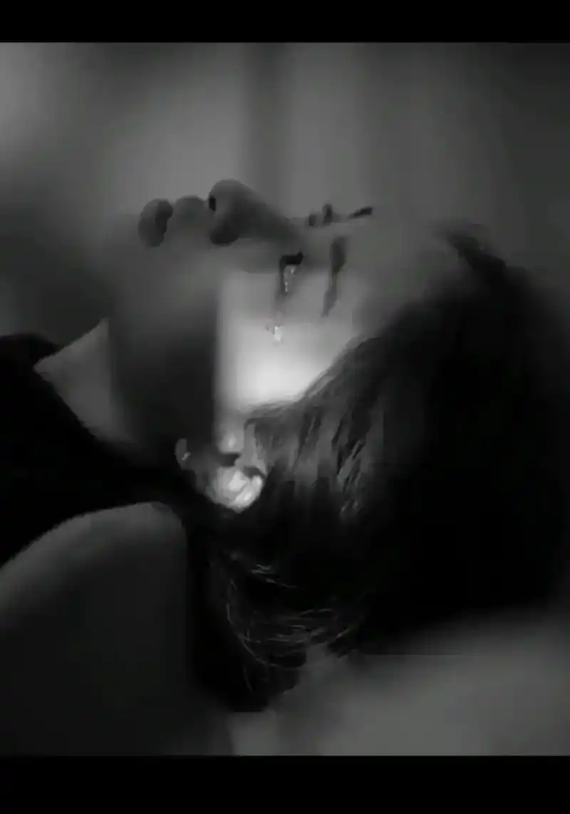 那种躺在床上,眼泪划过鼻梁,流进另一只眼睛,在流到枕头上,再 - 抖音