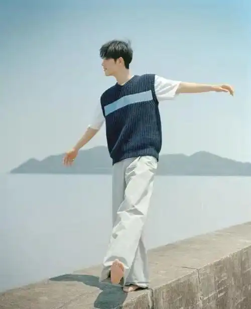 肖战不穿鞋在海边踏水,当他翘起脚的瞬间,网友:可爱到心动