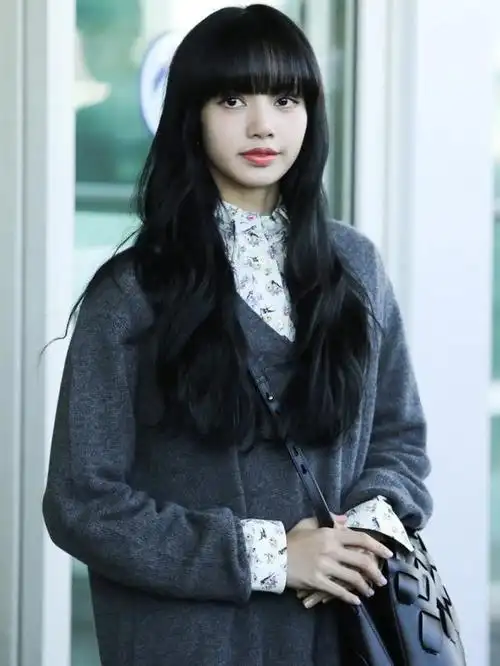 人间芭比lisa今日份美貌营业,黑色长卷发造型让人眼前一亮