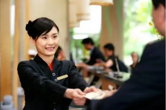 酒店前台接待人员的形象代表的是酒店的形象,接待人员的行为修养则是