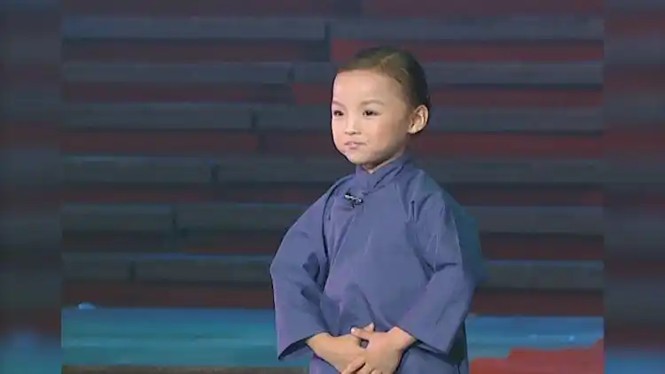 孔莹如今都20岁了小时候在梨园春唱朝阳沟那叫一个可爱