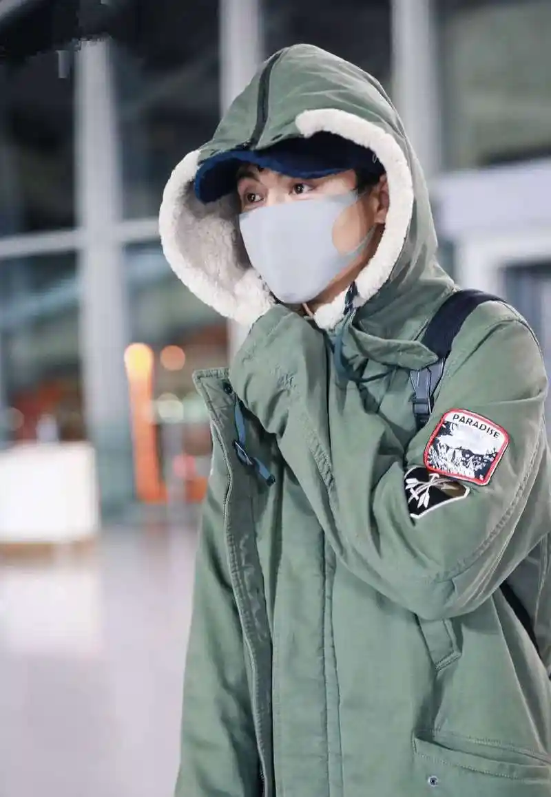 马天宇也太嫩了吧,日常军绿色大衣 牛仔裤,减龄穿搭首选!