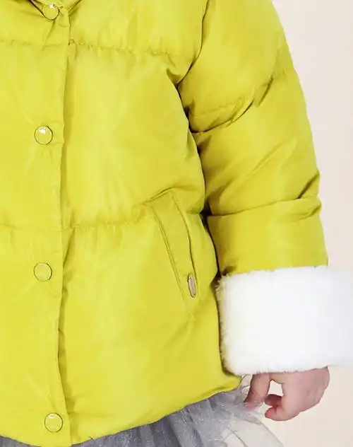 女婴芥末色羽绒服