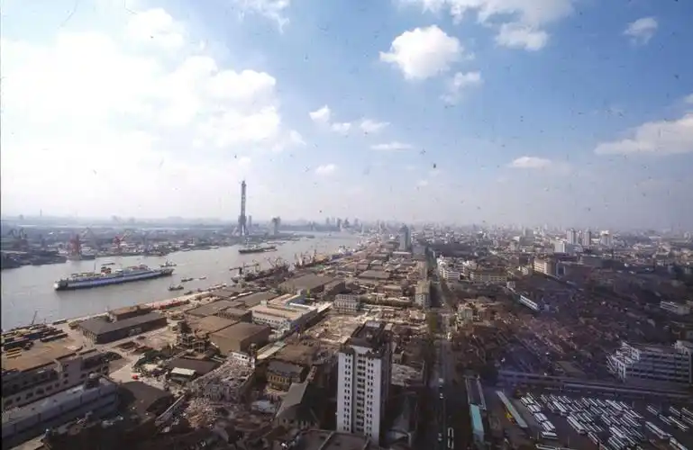 1993年,北外滩及浦江两岸,远处东方明珠还在建设中.陆杰 摄