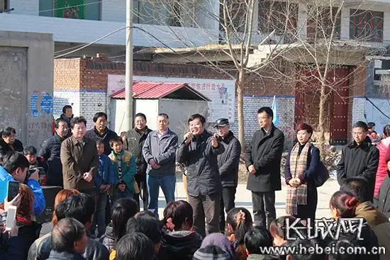 中共曲阳县委王芃书记向村民介绍曲阳发展规划