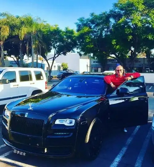55岁富豪征婚,2000名美女去应征,家里豪车云集,宝马跑车算一般