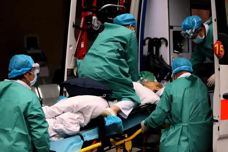 疫情下的急诊科路人偶遇拍下广州医生生死抢救