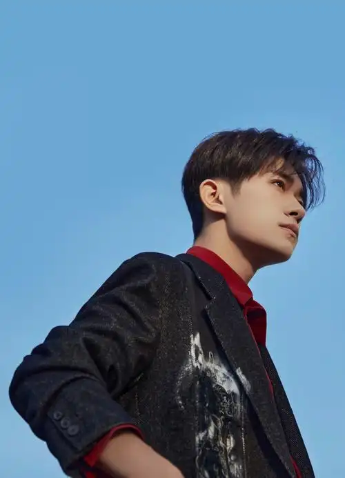 易烊千玺宝格丽香氛全球代言人