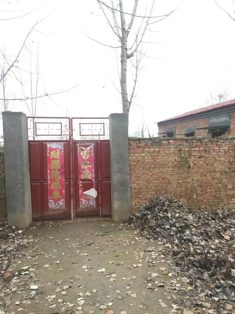 农村大门后面的庭院,越是破旧的大门,越没人住吗