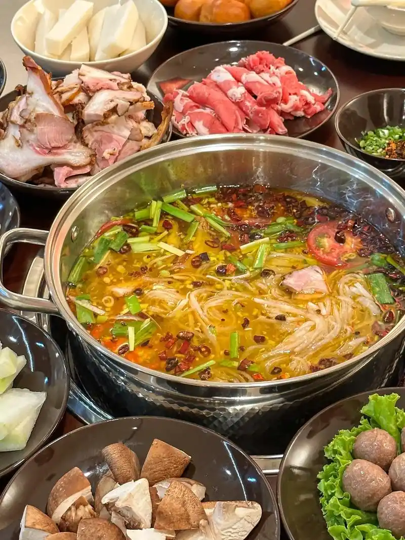 云南酸汤猪脚火锅.人均五六十吃到撑啊啊啊! - 抖音