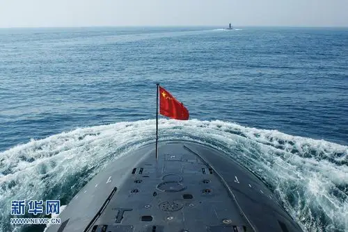 深海,黝黑如墨,海军东海舰队某型潜艇正低速前行.