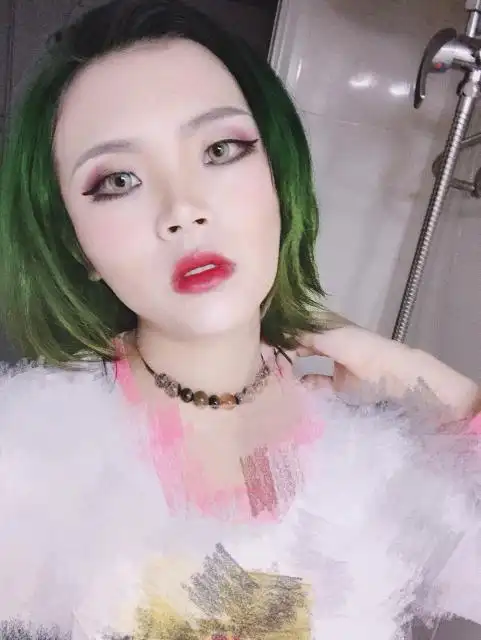 风尘味很重的仿妆…跟风北极星小姐姐