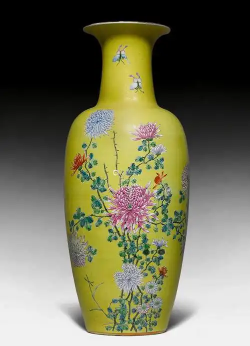 大型黄地粉彩绘菊花花瓶