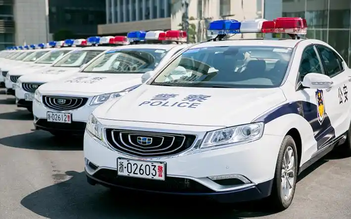 上了"8888"的北京蓝牌不过瘾,博瑞还把黑牌白牌上了个遍