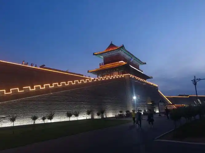 夜色中的正定南门