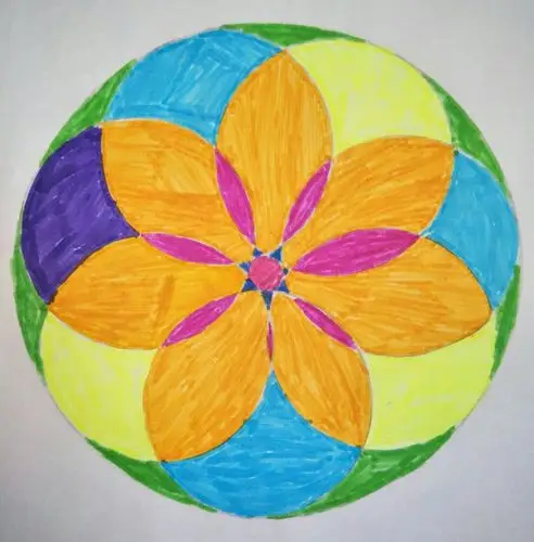 同学们用圆设计出许多漂亮的图案,充满创意,体现出了数学的美