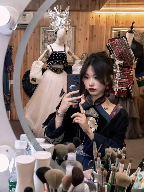 千户苗寨当一天布依族女孩