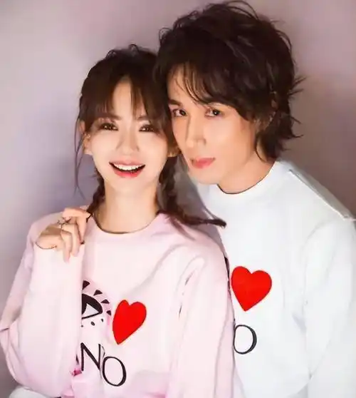 和所有的明星夫妻一样,女儿lucky出生以后,戚薇和李承铉同样面临谁