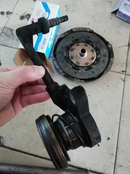 逍客20火6mt白11万公里更换离合器片作业