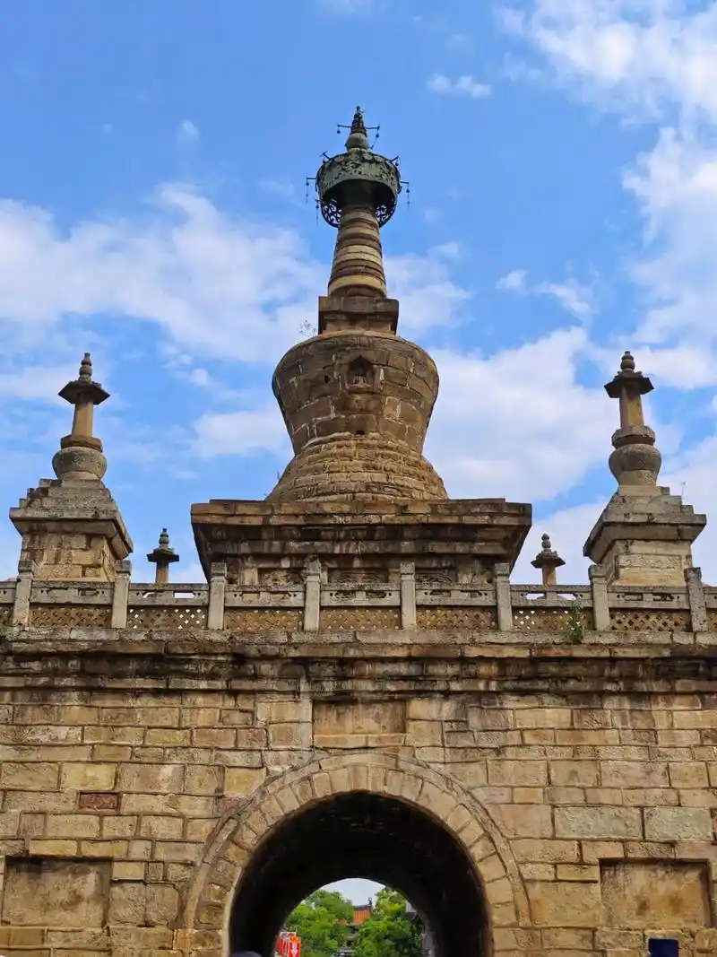 官渡古镇·金刚塔.妙湛寺金刚塔,又名妙湛寺石塔,"穿心塔". - 抖音