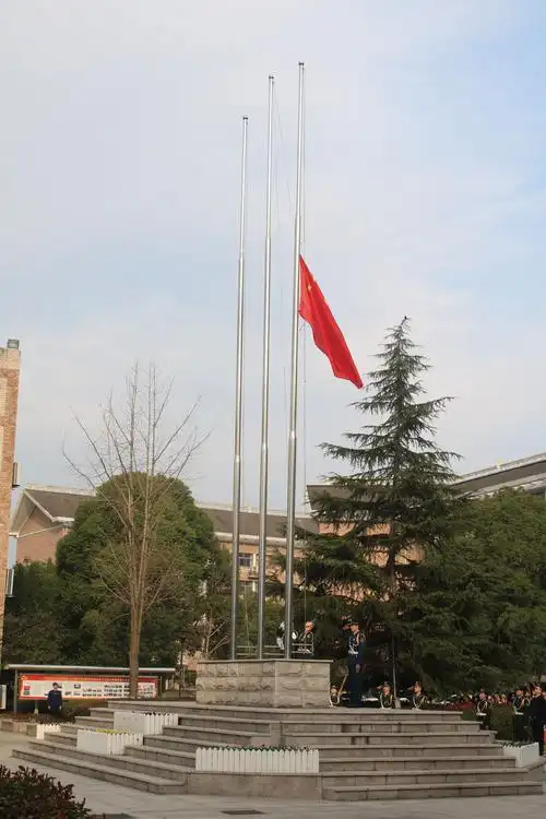 新学期升旗仪式举行