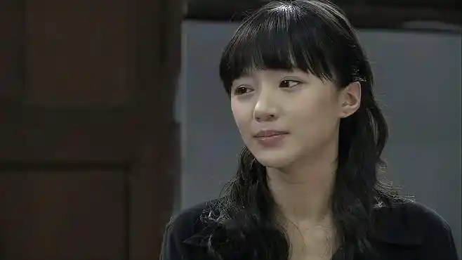 周雪梅也是不容易,为了能见上一眼王庆林,偷偷摸摸躲着王国胜