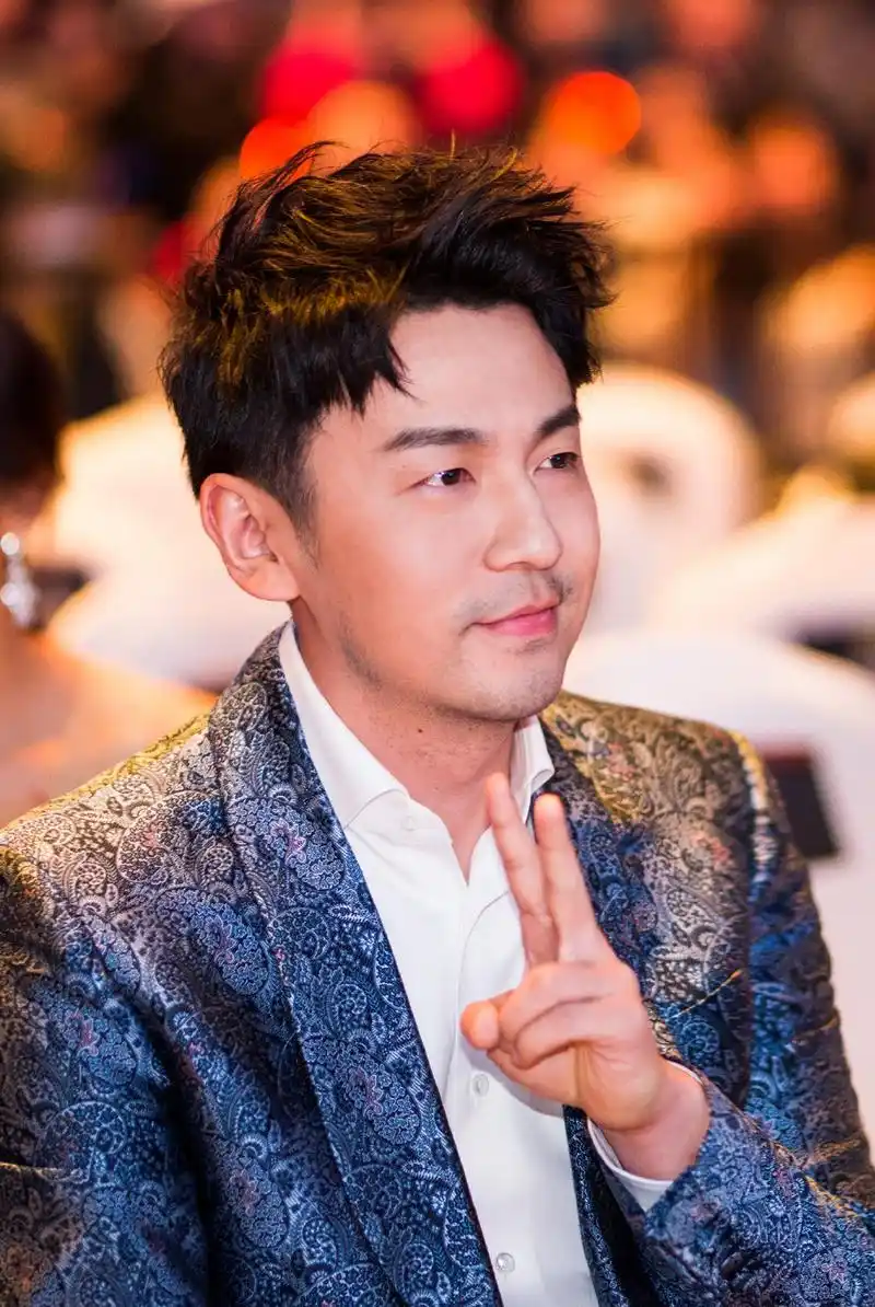 雷佳音米兰教堂前喂鸽子耍帅扮酷,和旁边国外小哥表情神同步