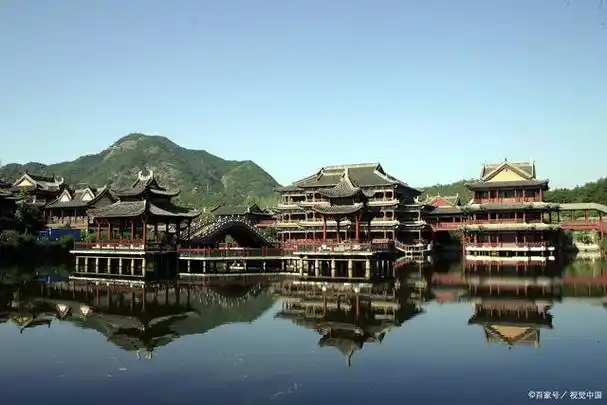 位于浙江省金华市的东阳横店影视城景区,是一座将电影幻境与现实生活