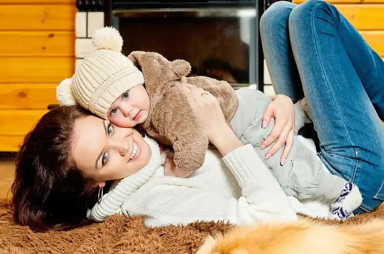 母亲,婴儿,玩,微笑,幸福之家,在家,室内,冬天_高清图片_全景视觉