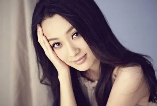 徐翠翠重温《小爸爸》 着婚纱出席国际时装周徐翠翠《小爸爸》剧照