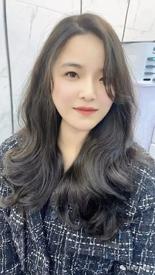 女生烫了大卷发型,一头唯美的披肩长发**具女人味也**惹眼