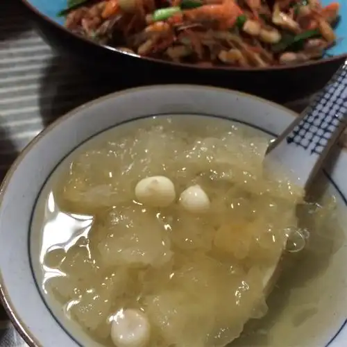 鸡头米银耳汤看上去很香甜