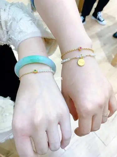 闺蜜款,珍珠也真是仙女首选,怎么佩戴百搭都好看的,叠戴翡翠手镯,叠戴