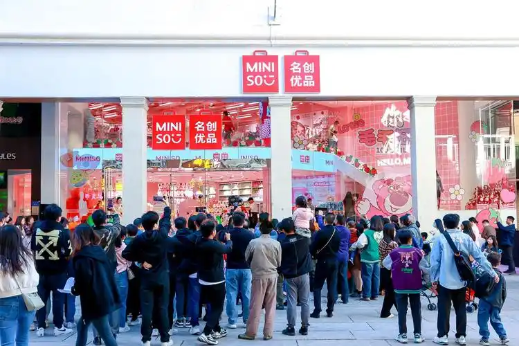 截至2023年末,名创优品全球门店数达到6413家,其中国内门店数3926家