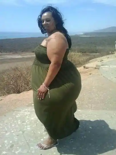 生完四个孩子后,她的臀部爆肥到两米四,创下记录