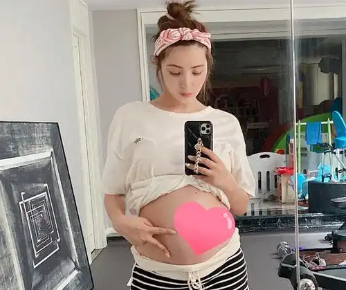 麦迪娜怀二胎后晒对镜自拍照,孕肚很显眼,然而双腿更吸引眼球!