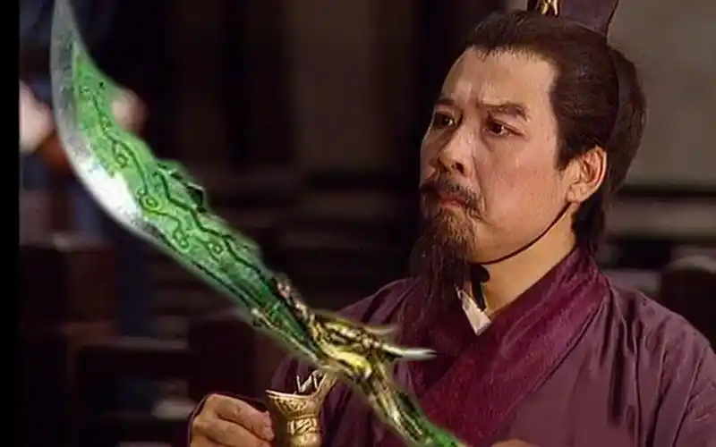 刘备为何拿起青龙偃月刀