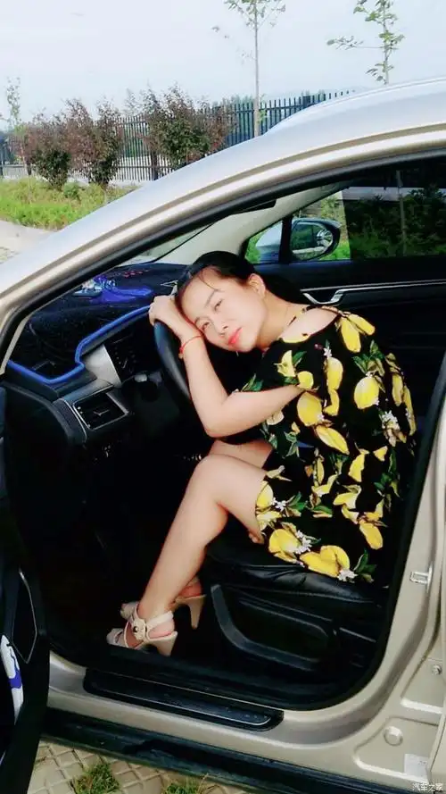 【媳妇当车模篇第五季】炎炎夏日香肩碎花短裙美女