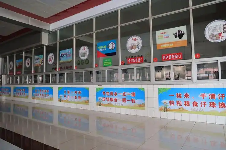 加强节约教育,全力杜绝"舌尖上的浪费",在教学楼门口,学生食堂的门口