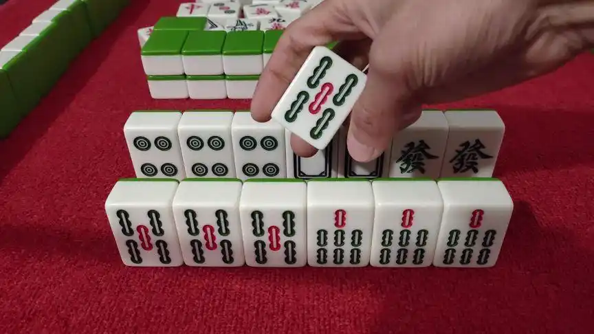 麻将:疯狂杠牌直接杠开?小哥运气爆棚,拿下碰碰胡心里乐开了花