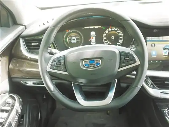 三幅式多功能方向盘简约而不简单.