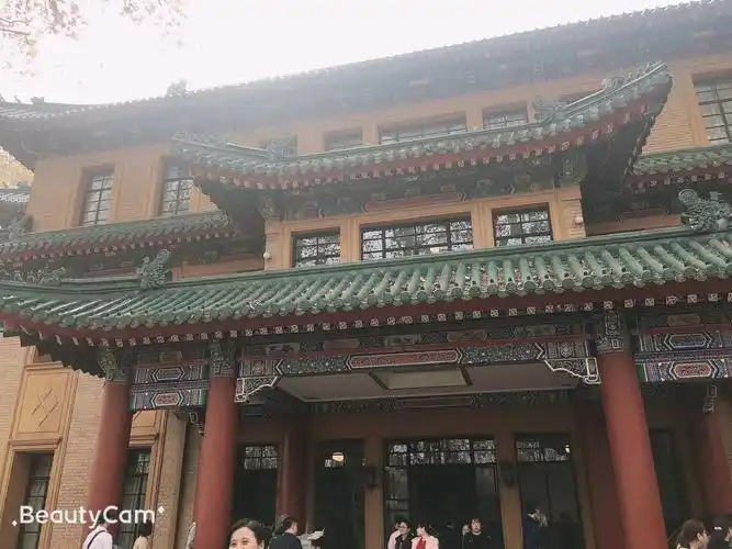 去过庐山的美庐,所以对美龄宫不是很在意,美龄宫独栋,三层小楼,门前